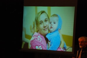 Mutter mit ihrem Kind, das nach dem Tschernobyl-GAU an Leukämie erkrankte. (Foto: Claudio Knüsli)