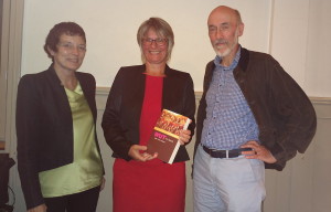 Luzia Sutter Rehmann  mit ihrem neuen Buch "Wut im Bauch" umrahmt von den Laudatoren Kathy Ehrensberger und Beat Dietschy (re). Foto: Esther Gisler Fischer